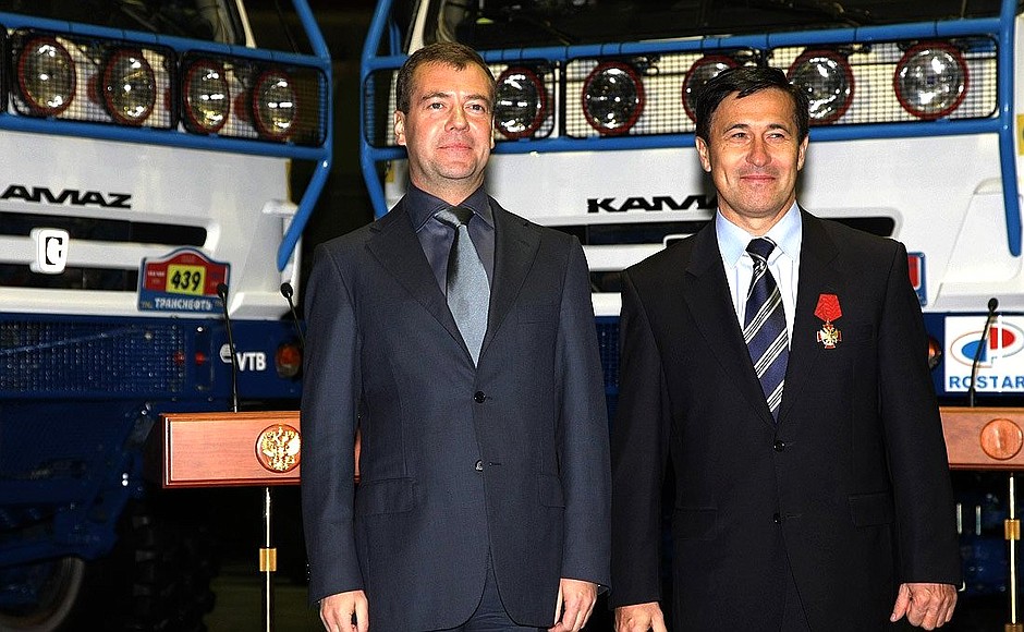 С пилотом экипажа команды «КамАЗ-мастер» Фирдаусом Кабировым, награждённым орденом «За заслуги перед Отечеством» IV степени.