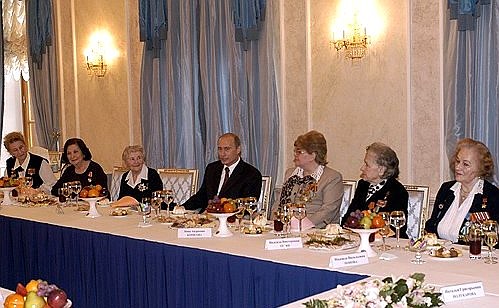 Встреча с женщинами – участницами боевых действий. Слева от Президента — Е.Демина, Г.Вартанян, А.Гудкова; справа от Президента — Н.Борисова, Н.Троян, Н.Попова.