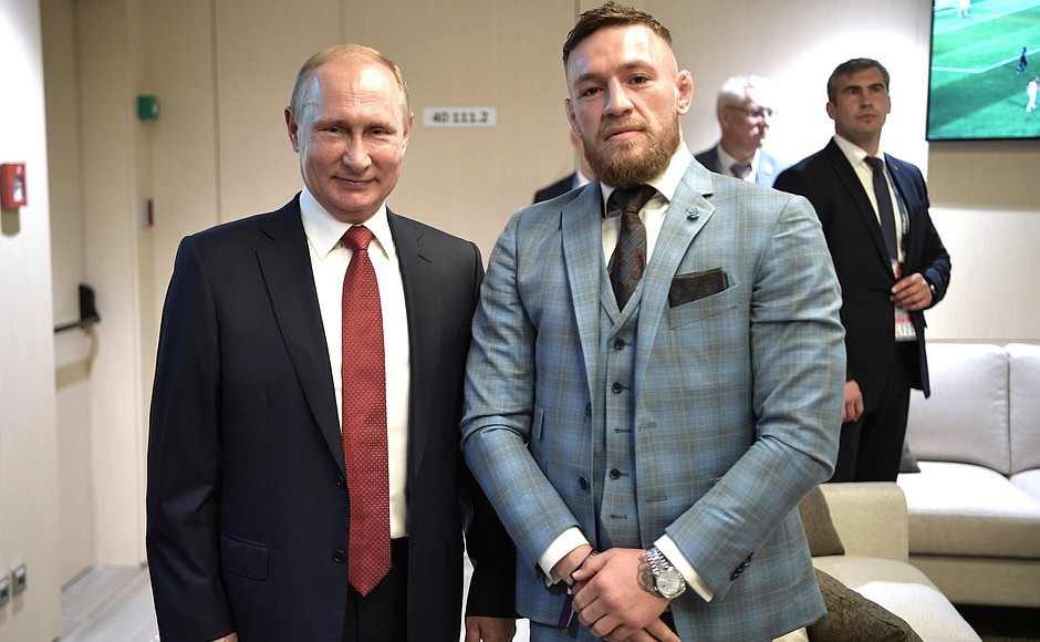 В перерыве финального матча чемпионата мира по футболу Владимир Путин пообщался с гостями турнира. С бойцом смешанных единоборств ирландцем Конором Макгрегором.