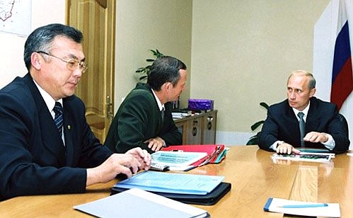 С губернатором Читинской области Равилем Гениатулиным и главой администрации Агинского Бурятского автономного округа Баиром Жамсуевым (слева).
