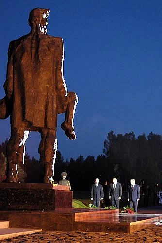 Vladimir Putin, Alexander Lukashenko and Leonid Kuchma laying flowers by the statue of the Unconquered Person.