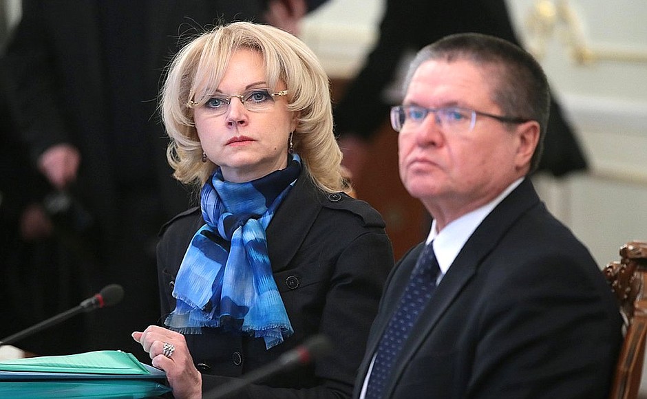 Before the meeting with Government members. Chairwoman of the Accounts Chamber Tatyana Golikova and Economic Development Minister Alexei Ulyukayev.