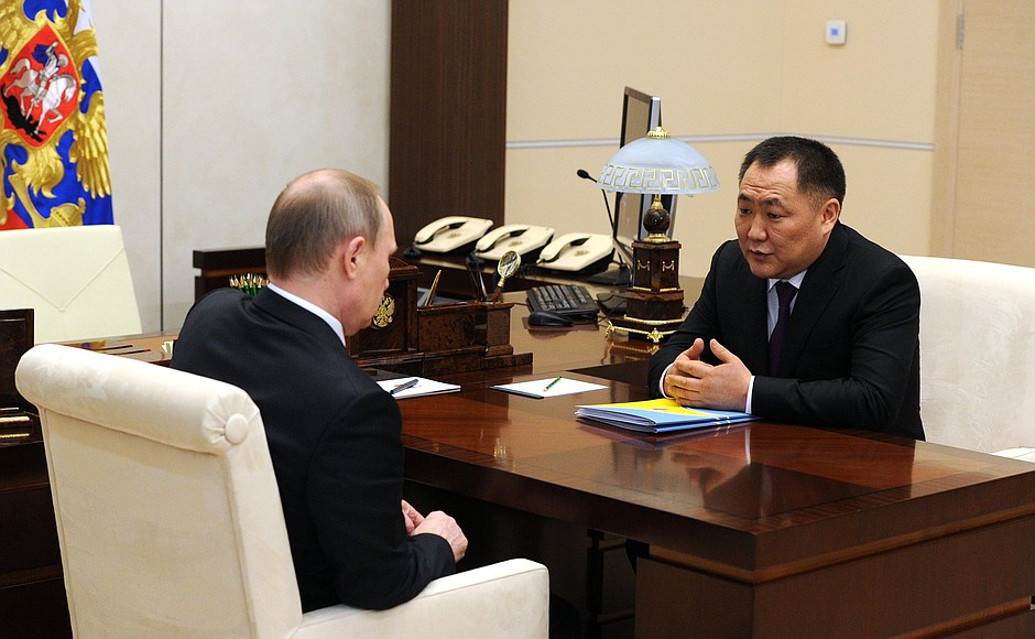 Во время рабочей встречи с главой Республики Тыва Шолбаном Кара-оолом.