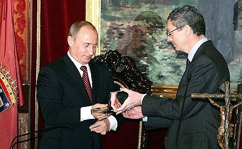 Мэр испанской столицы Альберто Руис-Гальярдон Хименес преподносит Президенту России «Золотой ключ» Мадрида.