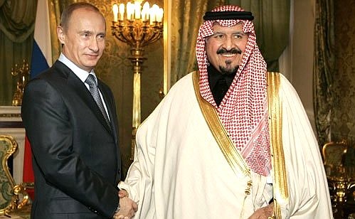 С наследным принцем, заместителем Председателя Совета Министров, Министра обороны и авиации Королевства Саудовская Аравия Султаном ибн Абделем Азизом аль-Саудом.