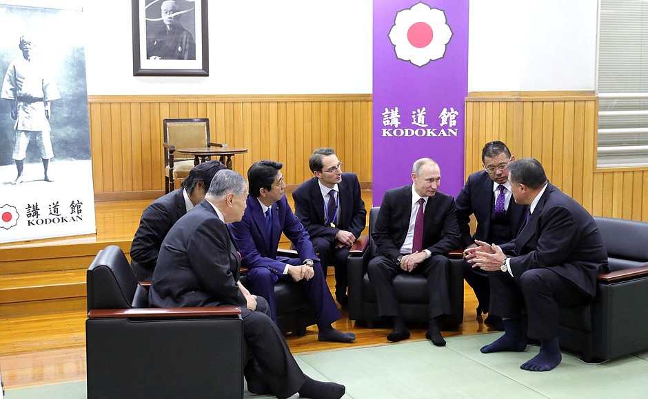 С вице-президентом японской федерации дзюдо, олимпийским чемпионом по дзюдо Ясухиро Ямаситой (справа), бывшим Премьер-министром Японии Ёсиро Мори (слева) и Премьер-министром Японии Синдзо Абэ в центре восточных единоборств «Кодокан».