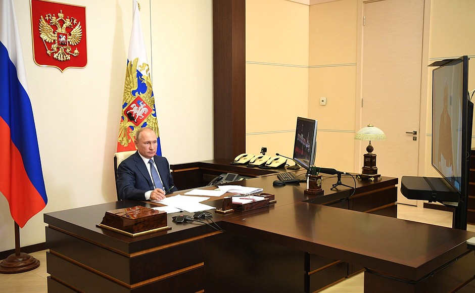 At a working meeting with Acting Head of the Komi Republic Vladimir Uyba (via videoconference).