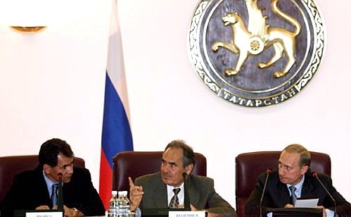 С Президентом Татарстана Минтимером Шаймиевым (в центре) и Министром МЧС Сергеем Шойгу на совещании, посвященном ликвидации последствий урагана, обрушившегося на Татарстан 19 июня.