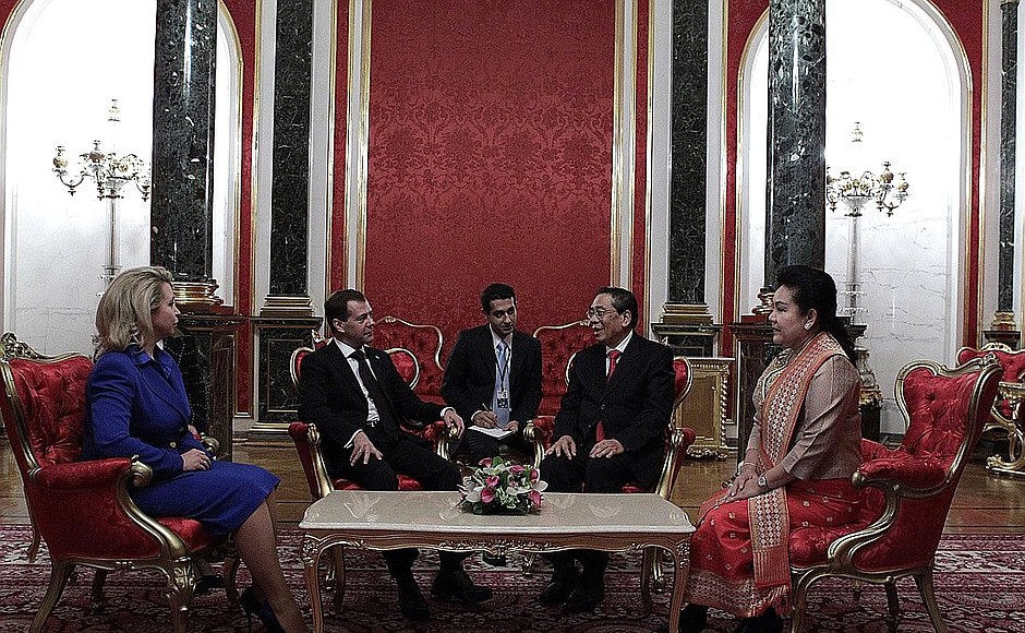 Дмитрий и Светлана Медведевы с Президентом Лаосской Народно-Демократической Республики Тюммали Сайнясоном и его супругой – Кеосайтяй Сайнясон.
