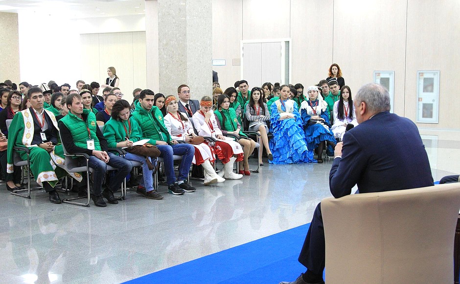 С делегатами форума, представляющими объединения тюркской молодёжи.
