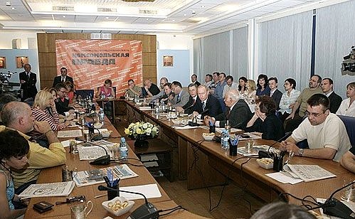 На встрече с сотрудниками редакции газеты «Комсомольская правда».