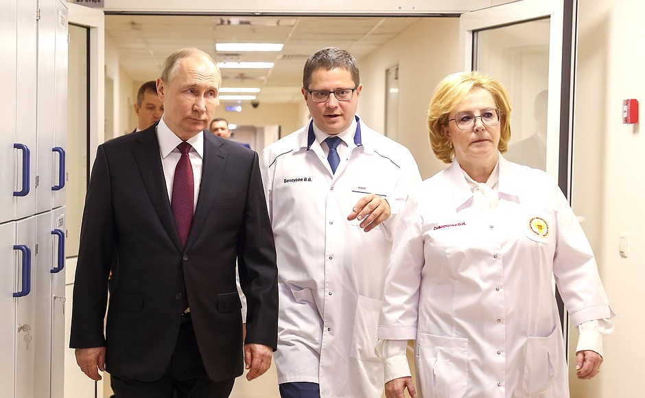 With Head of the Federal Medical-Biological Agency Veronika Skvortsova and Director of the FMBA Federal Centre for Brain and Neurotechnology Vsevolod Belousov.