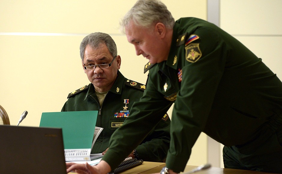 Defence Minister Sergei Shoigu and Head of the General Staff Chief Operations Directorate and Deputy Chief of the General Staff of Russia’s Armed Forces Andrei Kaptapolov before the meeting on developing the Armed Forces.