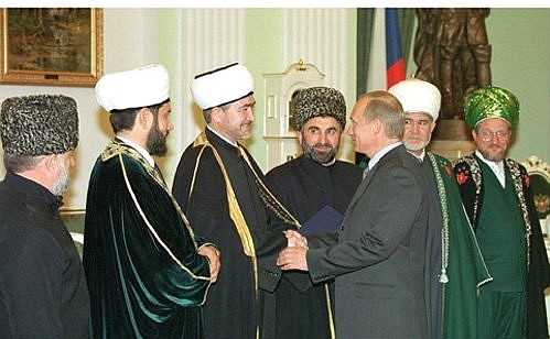 Встреча с руководителями мусульманских духовных управлений России. Владимир Путин приветствует председателя Совета муфтиев России муфтия-шейха Равиля Гайнутдина.