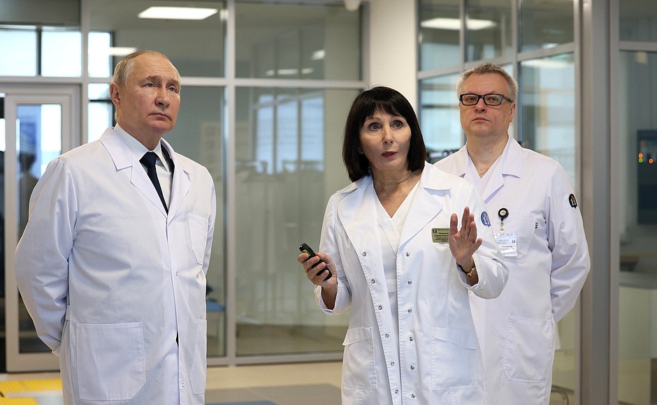Vladimir Putin at the Dmitry Rogachev National Medical Research Centre for Paediatric Haematology, Oncology and Immunology. With the Centre’s General Director Galina Novichkova and Chief Physician Dmitry Litvinov.