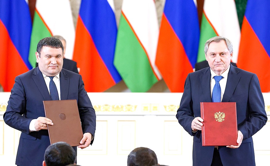 Церемония подписания российско-узбекистанских документов.