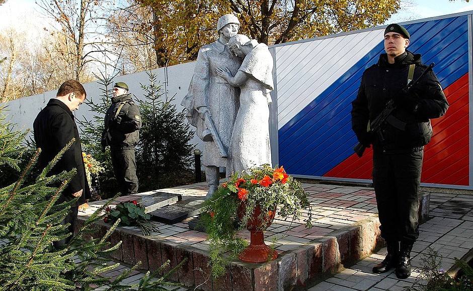 Возложение цветов к памятнику сотрудникам отряда, погибшим при исполнении служебного долга.