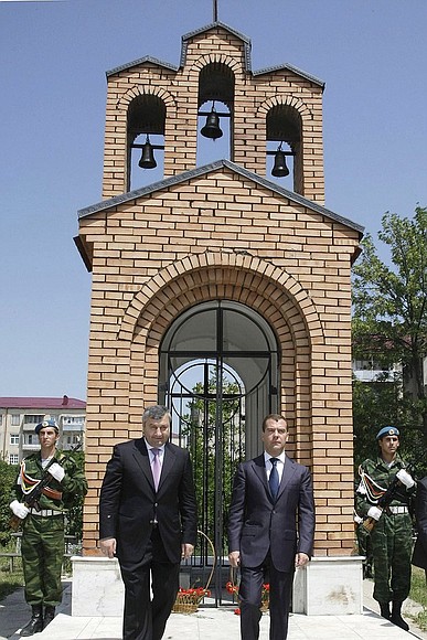 С Президентом Южной Осетии Эдуардом Кокойты у памятника жертвам грузино-осетинского конфликта 1992 года