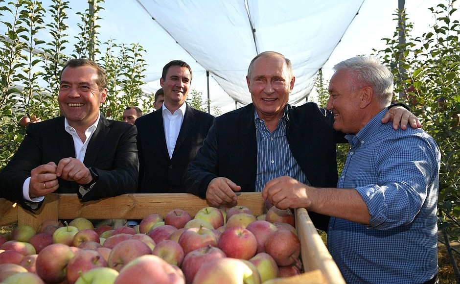 Visit to the Rassvet agricultural company. With Prime Minister Dmitry Medvedev (left), Minister of Agriculture Dmitry Patrushev and founder of the Rassvet agricultural company Marat Galeyev.