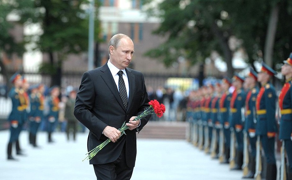 В День памяти и скорби Владимир Путин возложил цветы к памятным знакам, установленным в честь городов-героев и городов воинской славы.