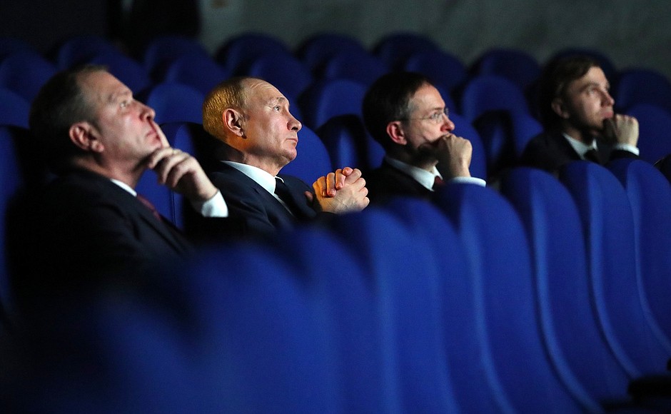 During his visit to the Victory Museum, the President watched segments from military patriotic feature films Podolsk Cadets, V2. Escape from Hell, Pilot and Zoya, in the museum’s screening room.