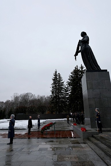 В 80-ю годовщину прорыва блокады Ленинграда Владимир Путин принял участие в церемонии возложения венка к монументу «Мать-Родина» на Пискарёвском мемориальном кладбище.
