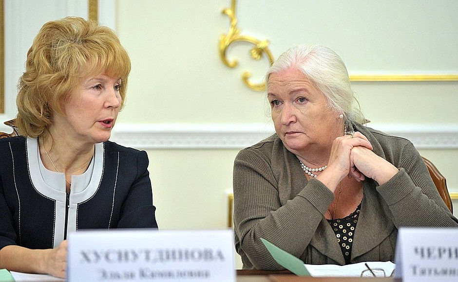 Section Director at the Russian Academy of Sciences Ufa Scientific Centre’s Institute of Biochemistry and Genetics Elza Khusnutdinova and Professor at St Petersburg State University Tatyana Chernigovskaya at a meeting of the Council on Science and Education.