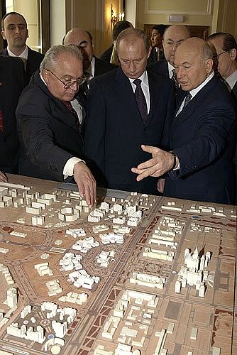 At the exhibition at the Museum of the history of MSU. With Moscow State University Rector Viktor Sadovnichy (left) and Moscow Mayor Yury Luzhkov (right).