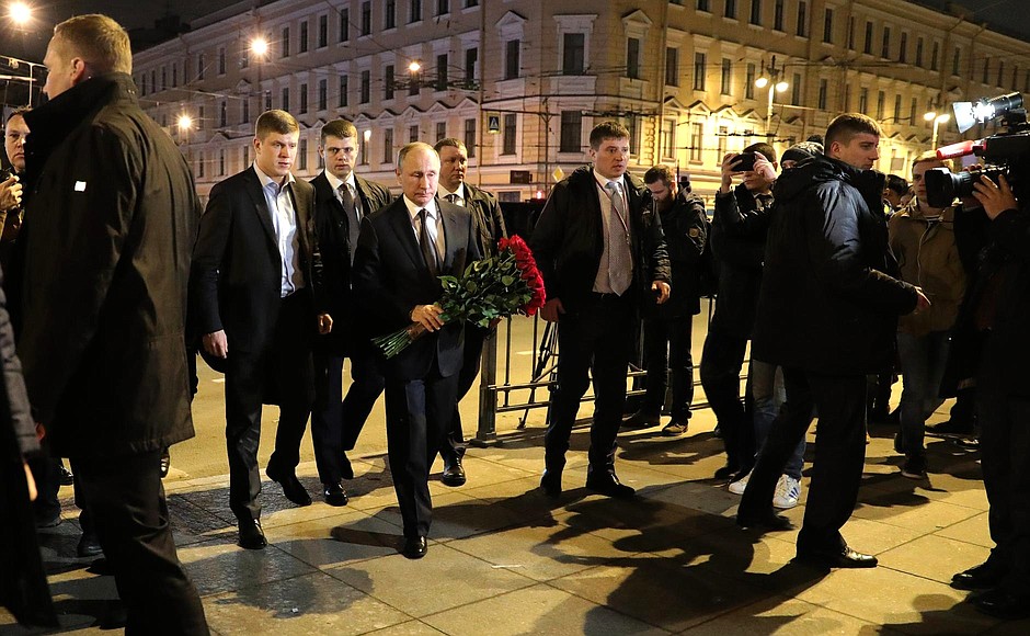 Vladimir Putin laid flowers in tribute to the victims of the metro explosion in St Petersburg.