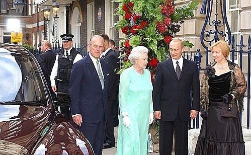 Герцог Эдинбургский, Президент России Владимир Путин, Королева Елизавета II и Людмила Путина перед началом ответного приема в честь Ее Величества и Герцога.