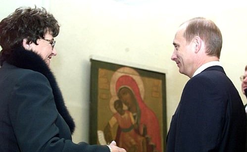 С генеральным директором Владимиро-Суздальского музея-заповедника Алисой Аксеновой во время осмотра экспозиции музея.