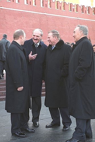 President Putin with Belarusian President Alexander Lukashenko, Ukrainian President Leonid Kuchma and Kazakh President Nursultan Nazarbayev.