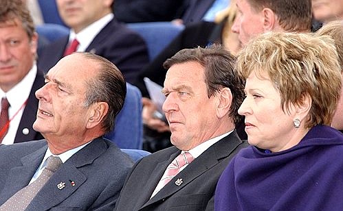 French President Jacques Chirac, German Federal Chancellor Gerhard Schroeder (centre) and Presidential Envoy to the Northwestern Federal District Valentina Matviyenko at the opening of the Water Festival on the Neva River.