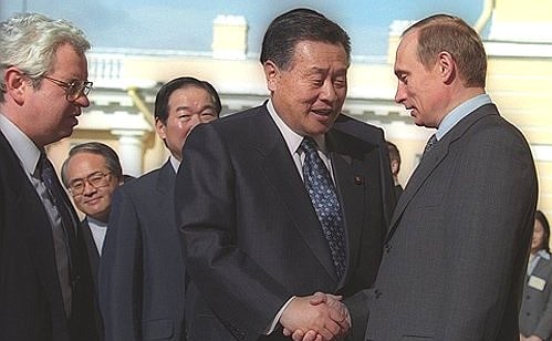 ST PETERSBURG. Vladimir Putin with Japanese Prime Minister Yoshiro Mori.