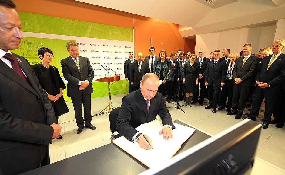 Following the Nyagan GRES opening ceremony, Vladimir Putin signed the distinguished visitors’ book.