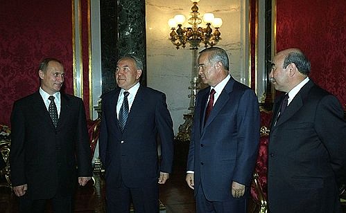 С Президентом Казахстана Нурсултаном Назарбаевым, Президентом Узбекистана Исламом Каримовым и Президентом Киргизии Аскаром Акаевым (слева направо).