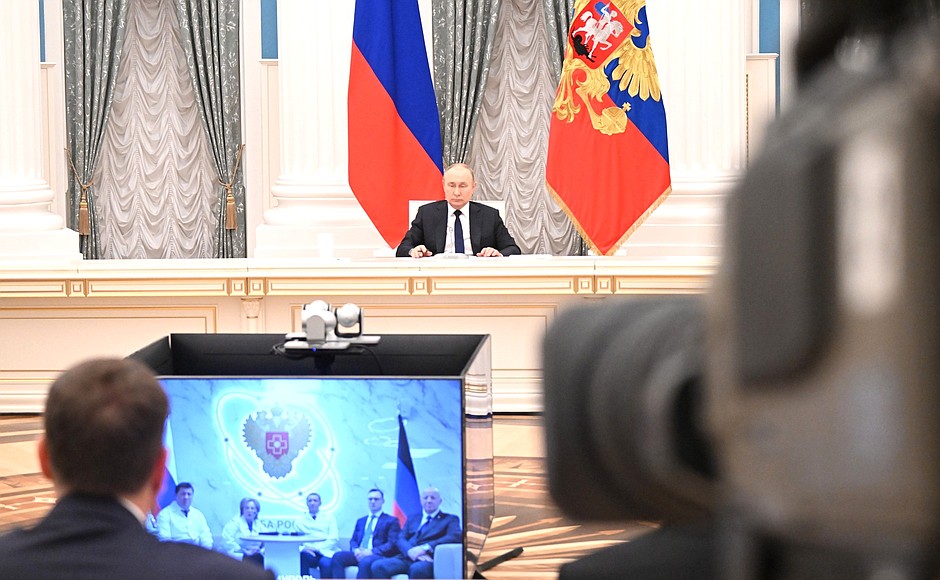 During a meeting on the socioeconomic development of the new Russian regions, Vladimir Putin attended, via videoconference, the opening of several social facilities in the Donetsk People’s Republic, the Lugansk People’s Republic, and the Zaporozhye and Kherson regions.