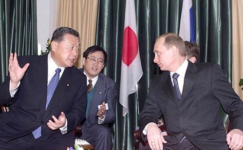 С Премьер-министром Японии Ёсиро Мори.