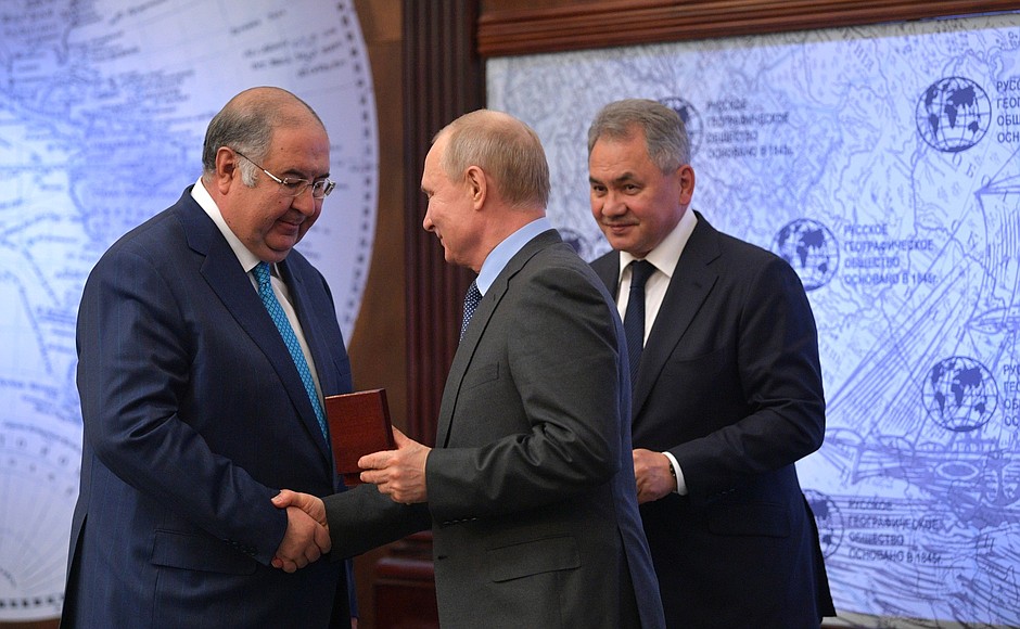 At the Russian Geographical Society medal and certificate award ceremony. President of the International Fencing Federation and member of the Russian Geographical Society Board of Trustees Alisher Usmanov was awarded the Konstantinovskaya Medal for his outstanding contribution to RGO activities.