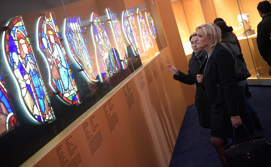 Марин Ле Пен, находящаяся в России по приглашению российских парламентариев, посетила в Патриаршем дворце выставку, посвящённую Людовику Святому и реликвиям Сен-Шапель.