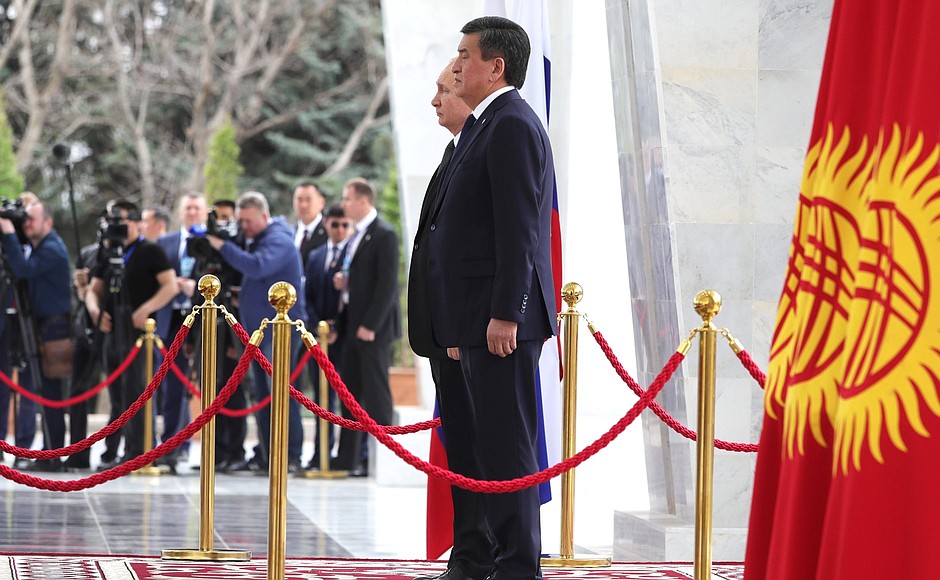Официальная церемония встречи. С Президентом Киргизии Сооронбаем Жээнбековым.