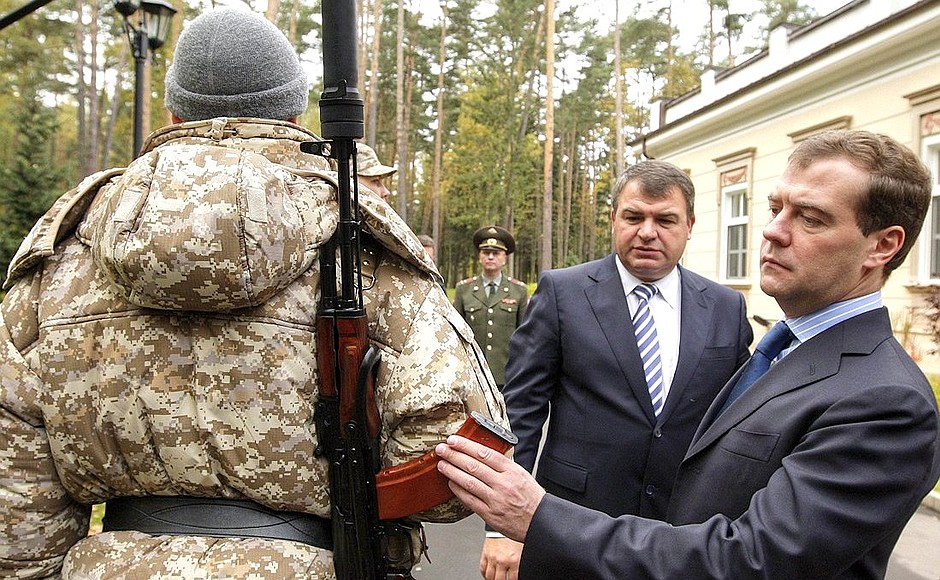 Дмитрий Медведев ознакомился с образцами новой формы военнослужащих Коллективных сил оперативного реагирования Организации Договора о коллективной безопасности (КСОР ОДКБ).