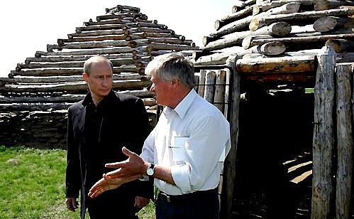 С директором музея-заповедника «Аркаим» Геннадием Здановичем во время осмотра археологической экспозиции.