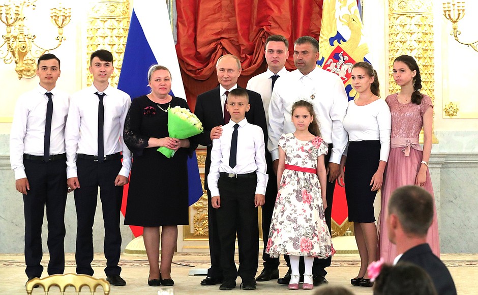 На церемонии вручения орденов «Родительская слава». Орденом награждена семья Кошкиных из Сахалинской области.