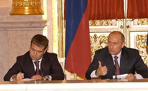 С Первым заместителем Председателя Правительства Дмитрием Медведевым на заседании Совета по реализации приоритетных национальных проектов.