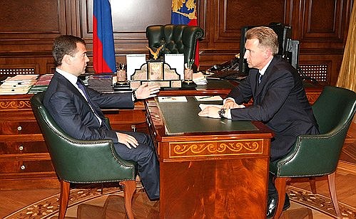 С Первым заместителем Председателя Правительства Игорем Шуваловым.