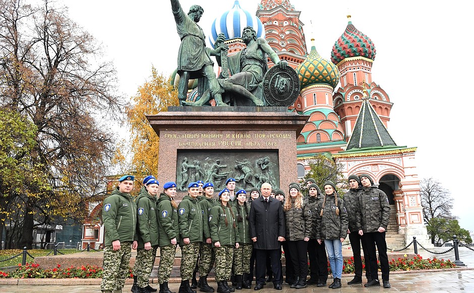 Following the ceremony to lay flowers at the monument to Kuzma Minin and Dmitry Pozharsky, Vladimir Putin spoke with members of the Vympel military and patriotic centre and Russia’s Search Movement.