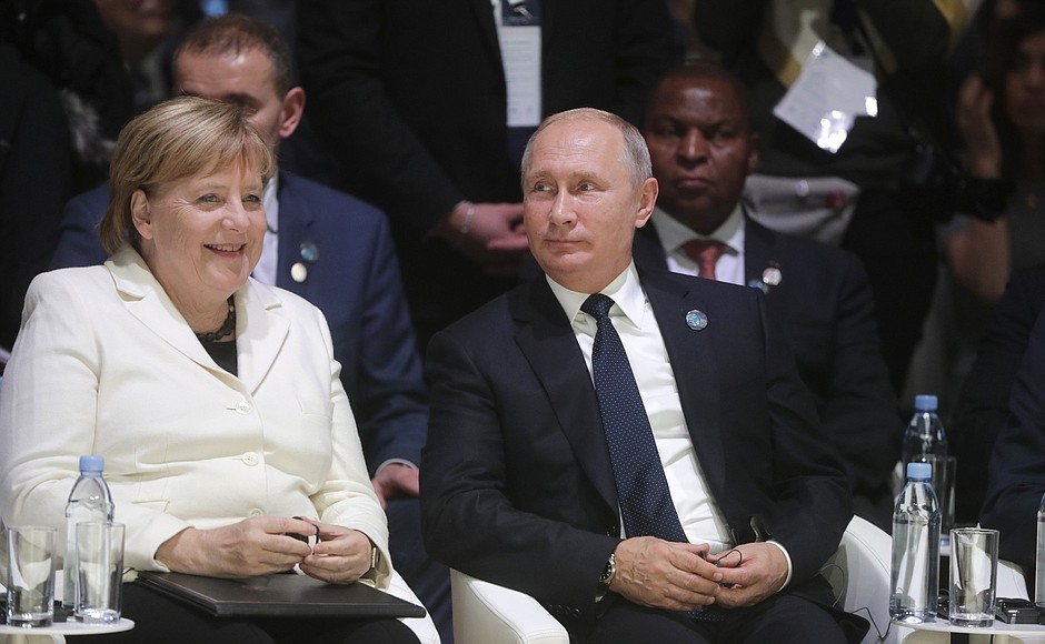 C Федеральным канцлером Германии Ангелой Меркель на пленарном заседании Парижского форума мира.