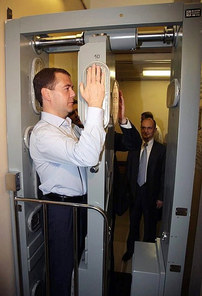 Согласно требованиям безопасности на выходе с электростанции Дмитрий Медведев прошёл через аппарат для замера уровня радиации.