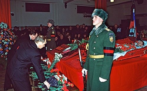 Церемония прощания с бойцами спецподразделений ФСБ, погибшими на минувшей неделе в Чечне.